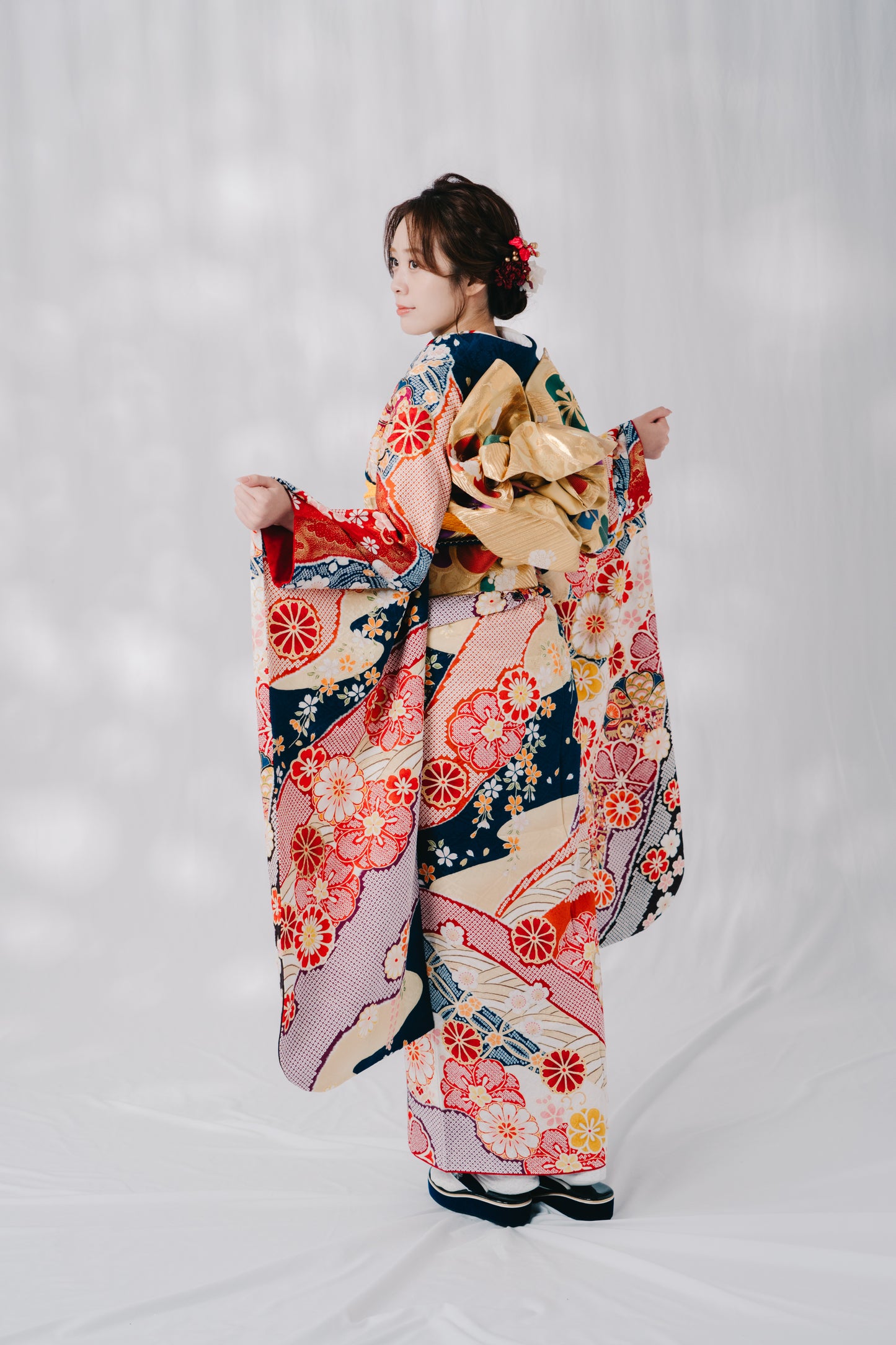 紺地絞り 菊相楽刺繍 正絹振袖【401】