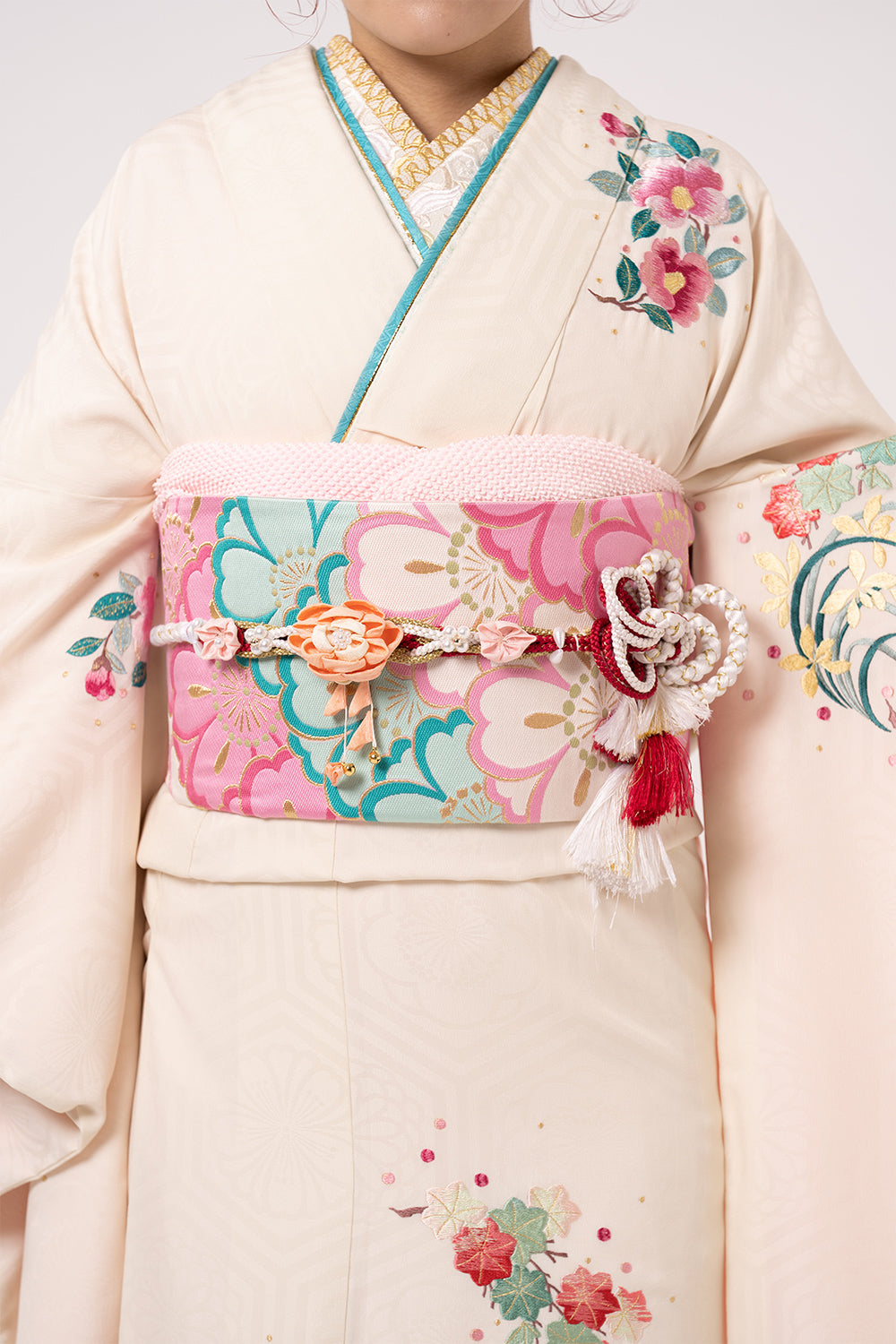白地にピンクの花紋刺繍 振袖【024】
