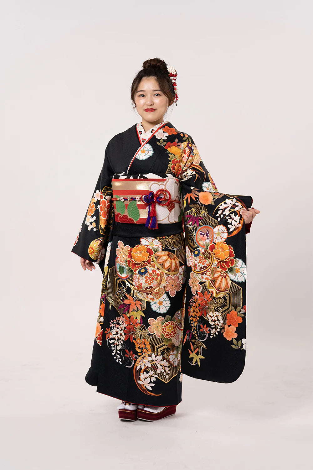 正絹縮緬 振袖 160cm 黒地 振袖レンタル1384 黒地 金彩 大花 正絹縮緬 振袖 160cm 黒地 振袖レンタル1384 黒地 金彩 大花
