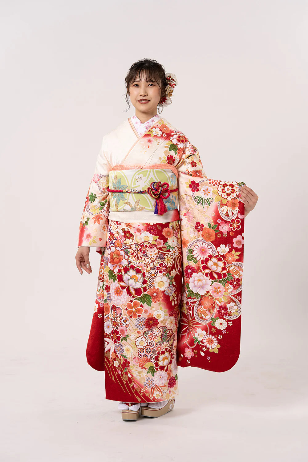 赤地にとりどりの花が散りばめられ可愛い振り袖になりました 赤地にとりどりの花が散りばめられ可愛い振り袖になりました