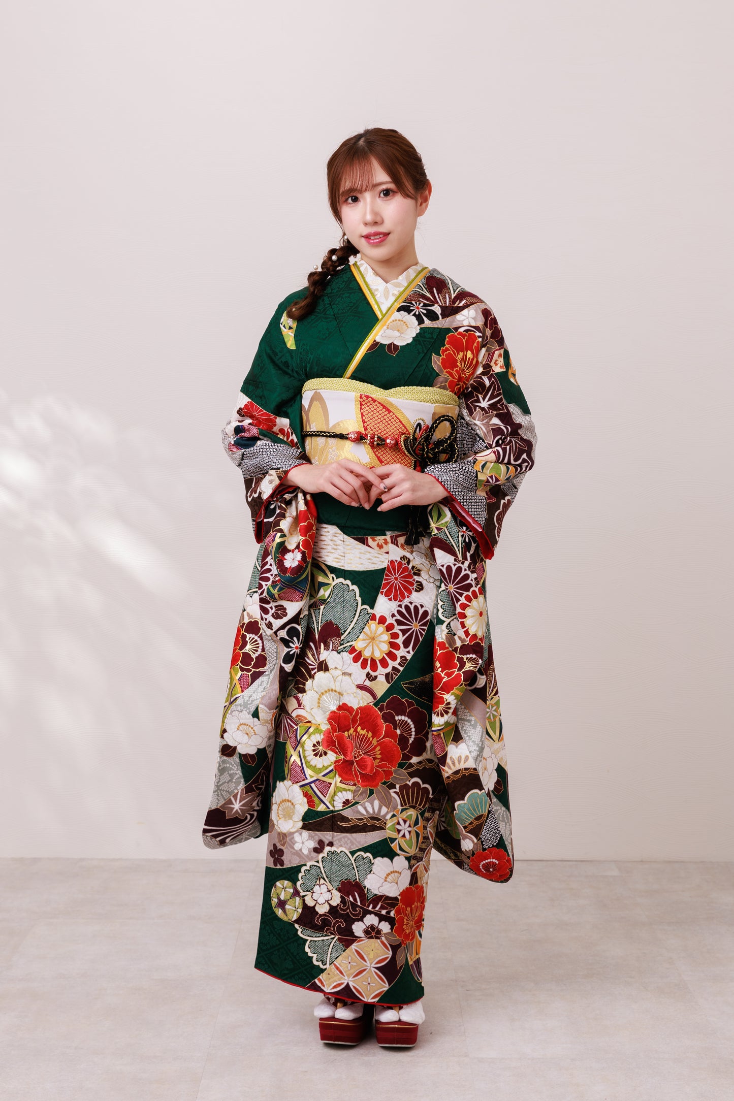 深緑地　赤白牡丹　正絹振袖【883】