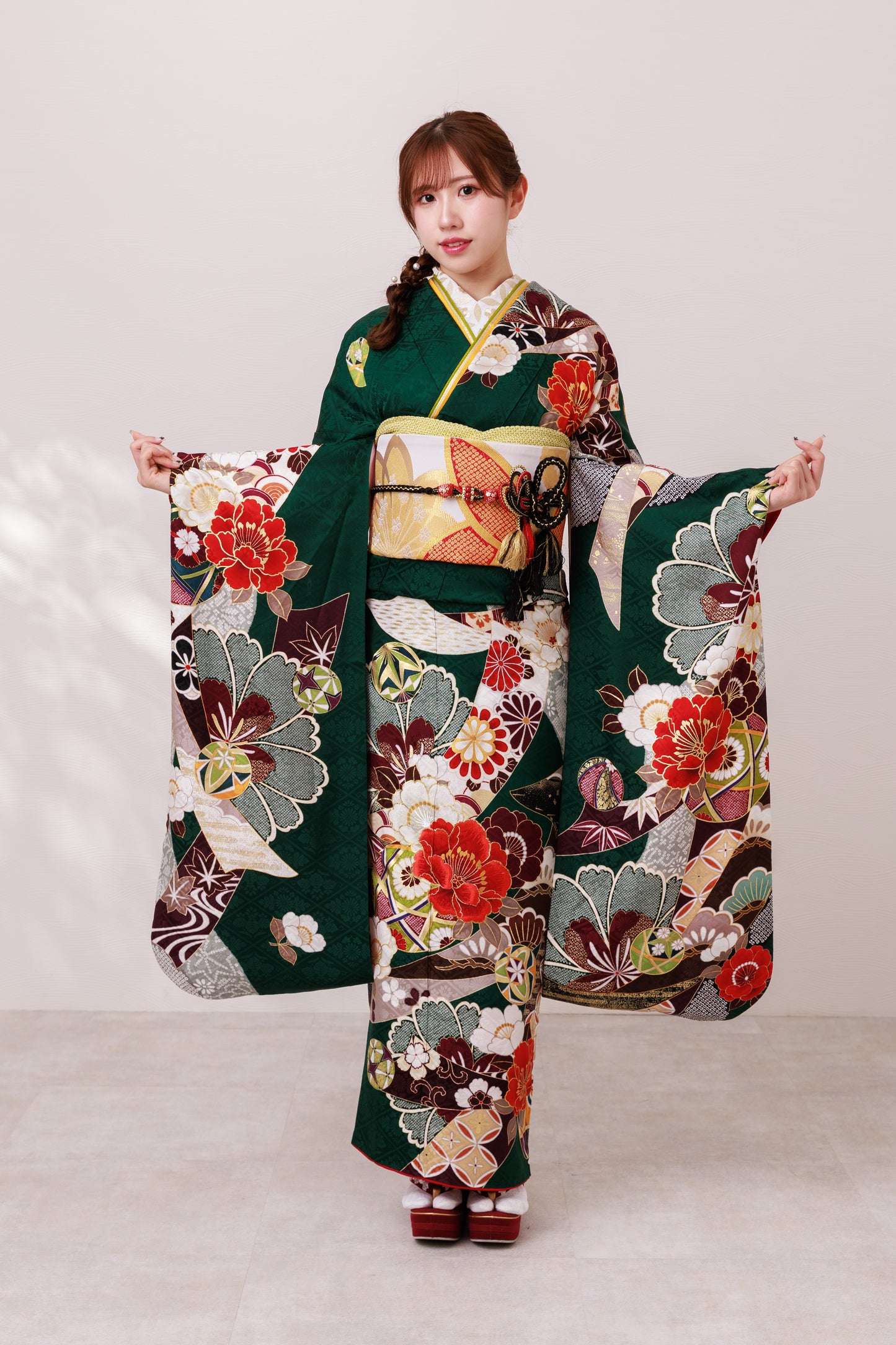 深緑地　赤白牡丹　正絹振袖【883】