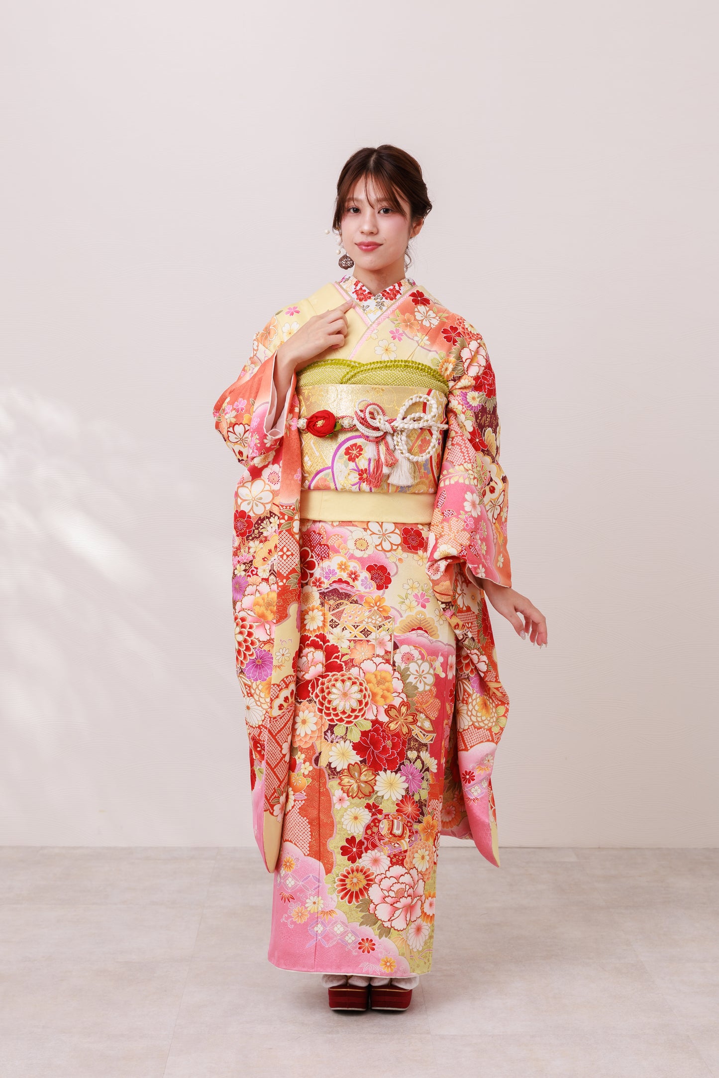 クリーム地　ピンクぼかし　牡丹・丸菊・貝桶　正絹振袖【871】