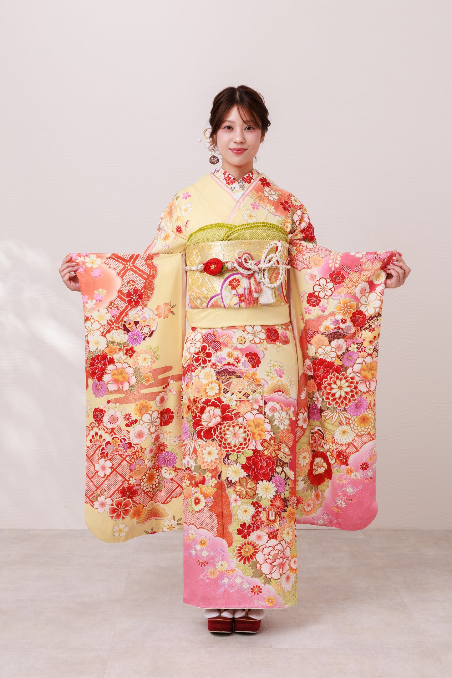 クリーム地　ピンクぼかし　牡丹・丸菊・貝桶　正絹振袖【871】