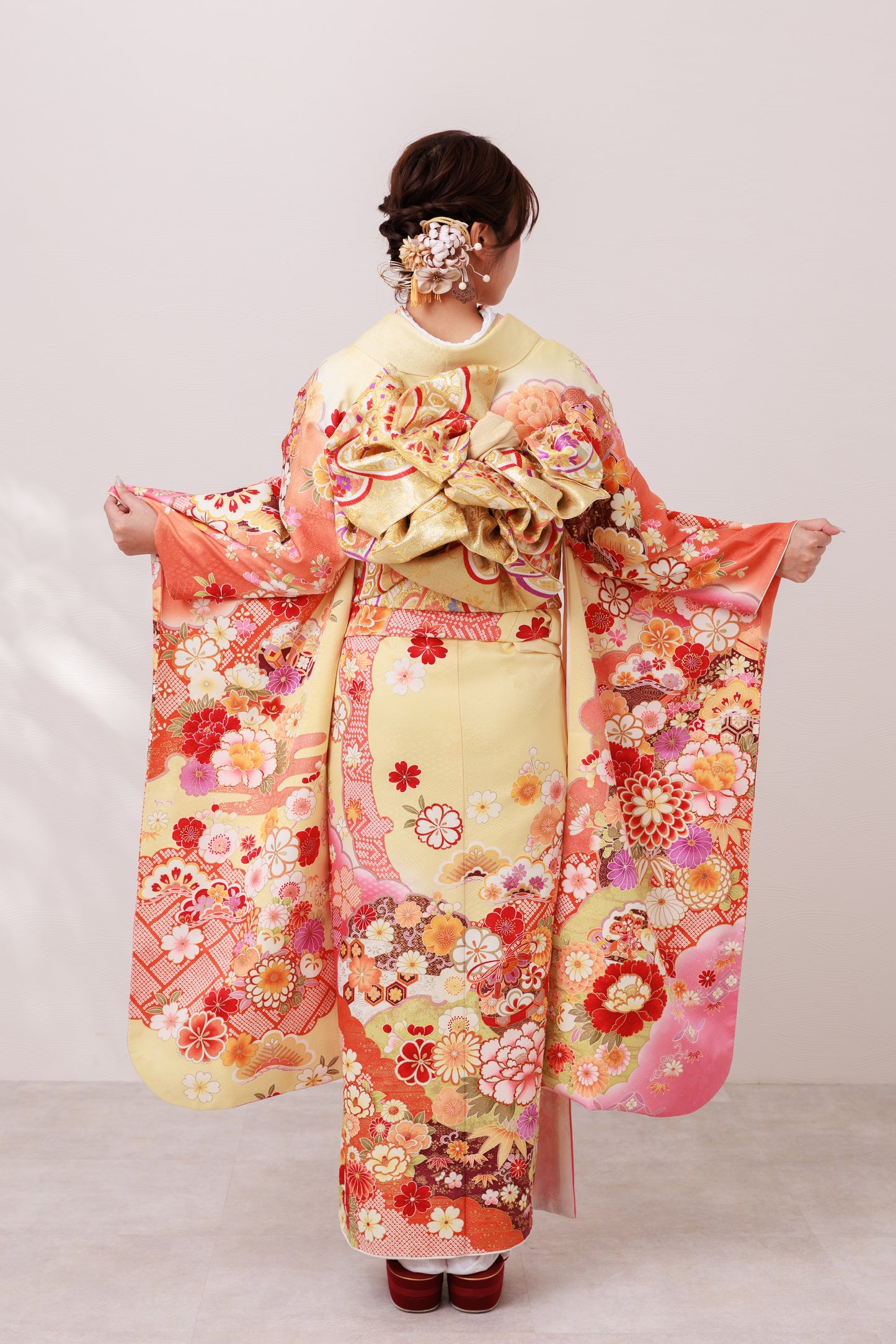 クリーム地　ピンクぼかし　牡丹・丸菊・貝桶　正絹振袖【871】