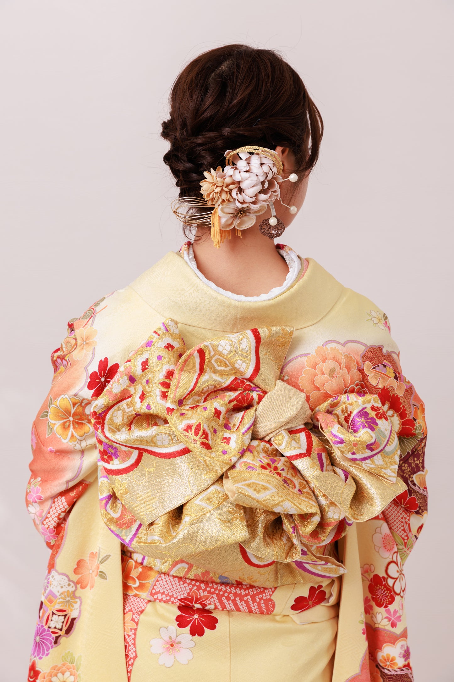 クリーム地　ピンクぼかし　牡丹・丸菊・貝桶　正絹振袖【871】