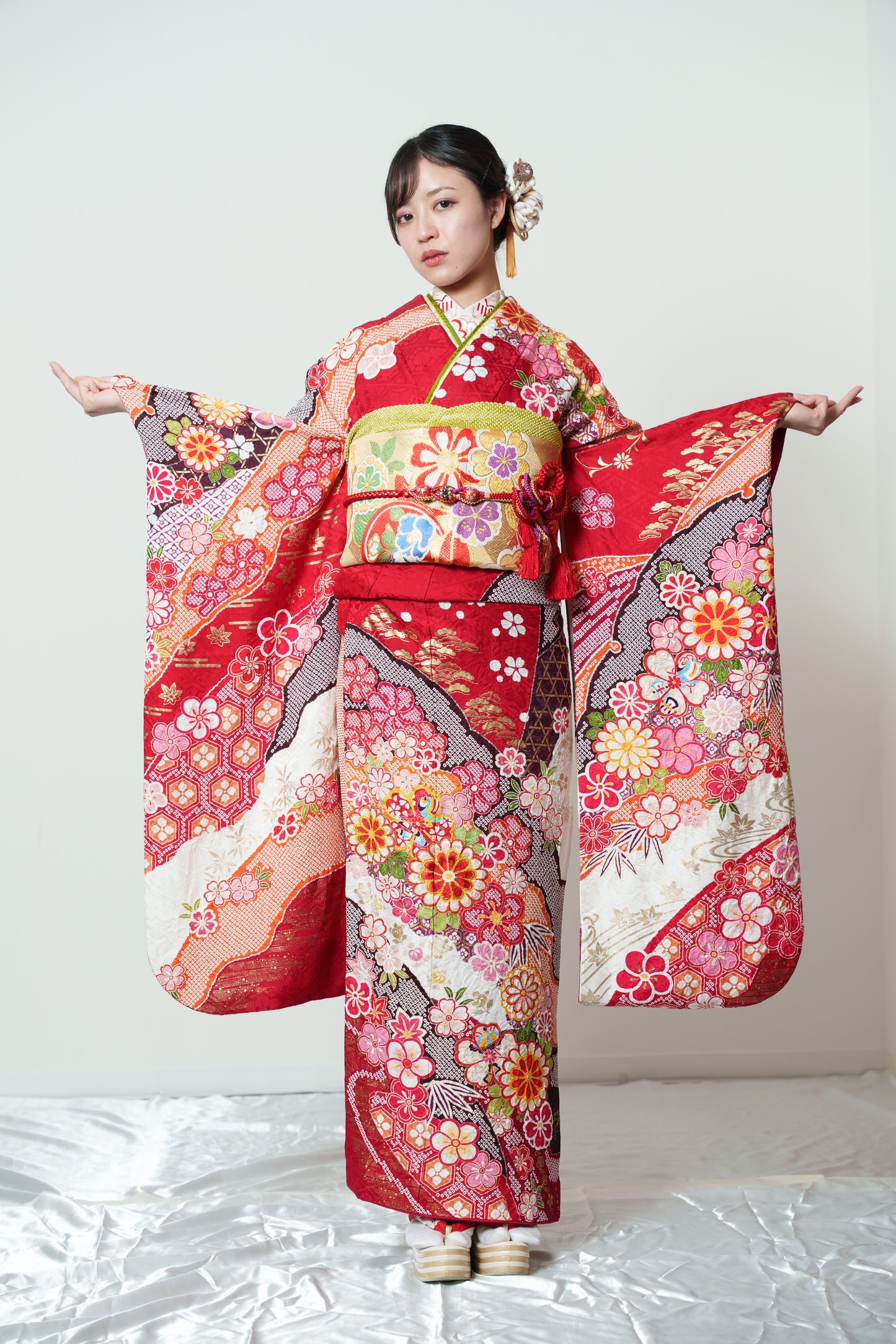 赤地　絞り菊　正絹振袖【894】