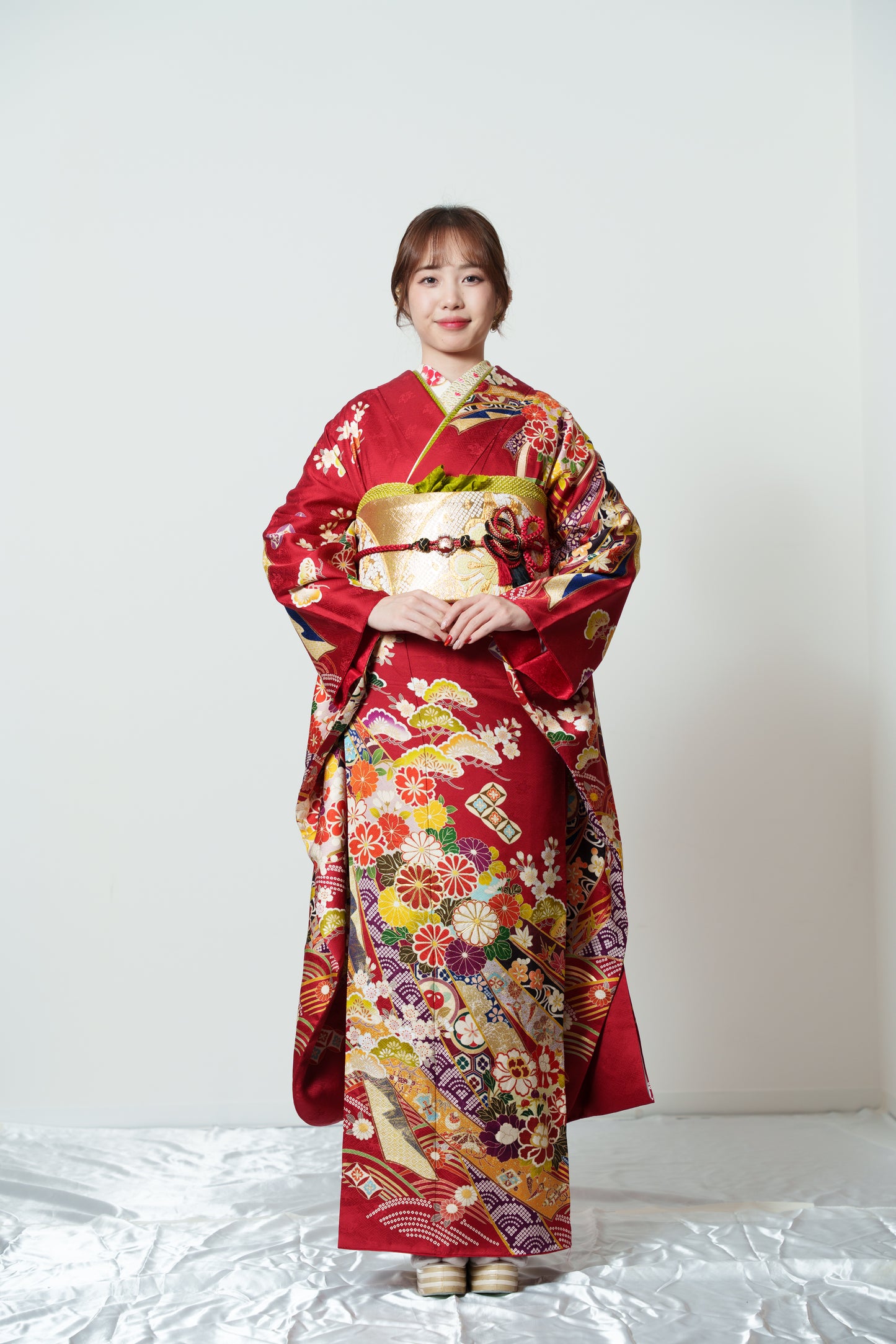 赤地　菊・松・桜　熨斗　正絹振袖【912】