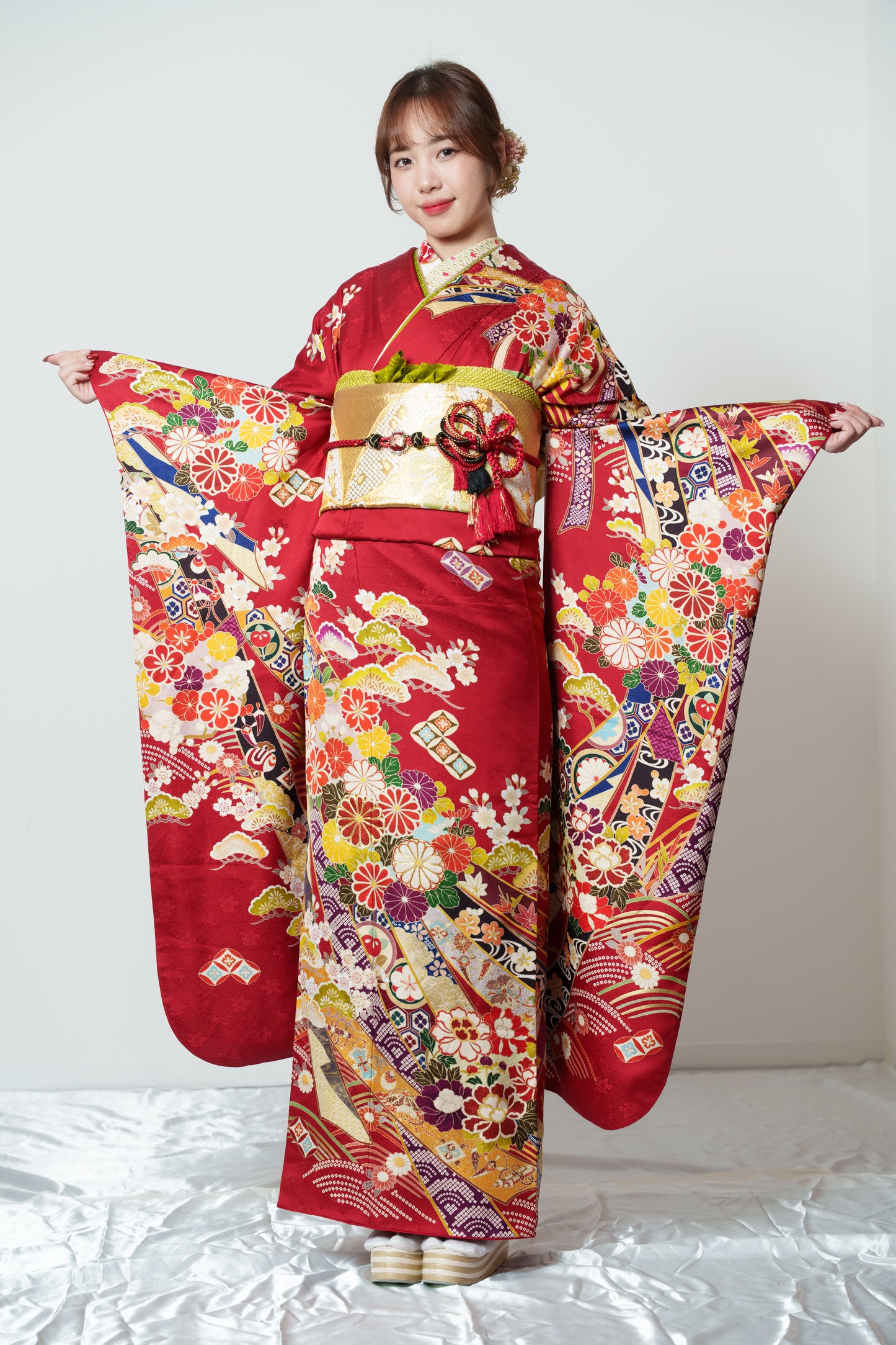 赤地　菊・松・桜　熨斗　正絹振袖【912】