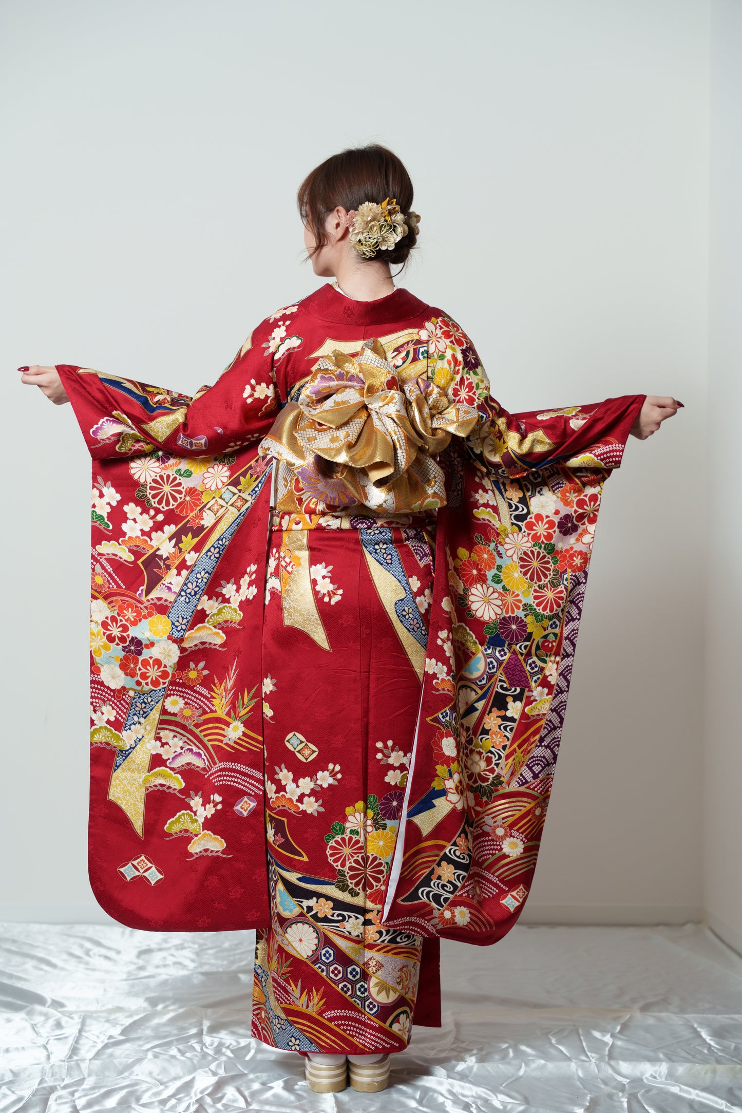 赤地　菊・松・桜　熨斗　正絹振袖【912】