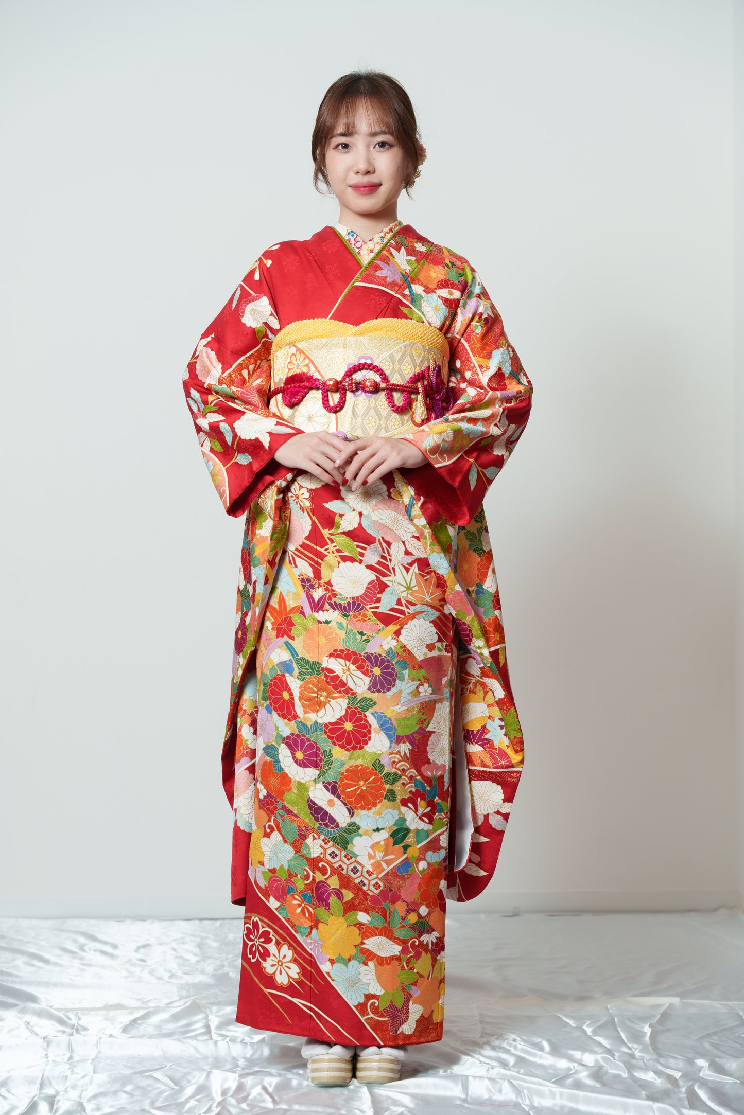赤地　丸菊・紅葉・桜　正絹振袖【917】