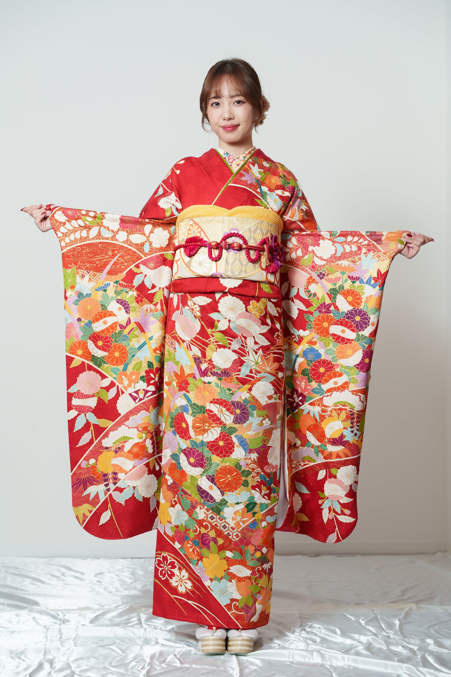 赤地　丸菊・紅葉・桜　正絹振袖【917】