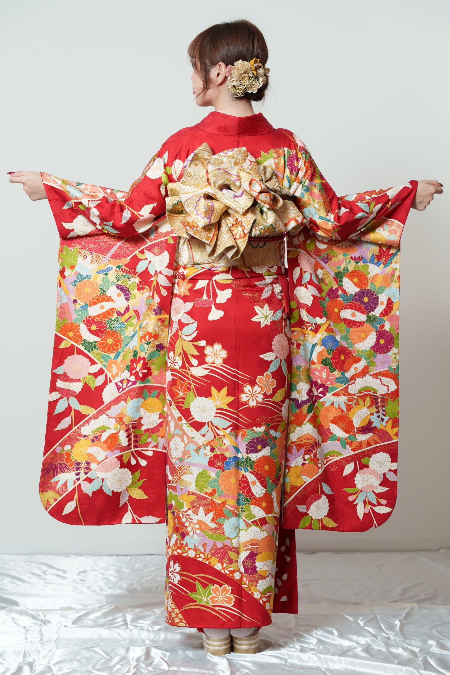 赤地　丸菊・紅葉・桜　正絹振袖【917】