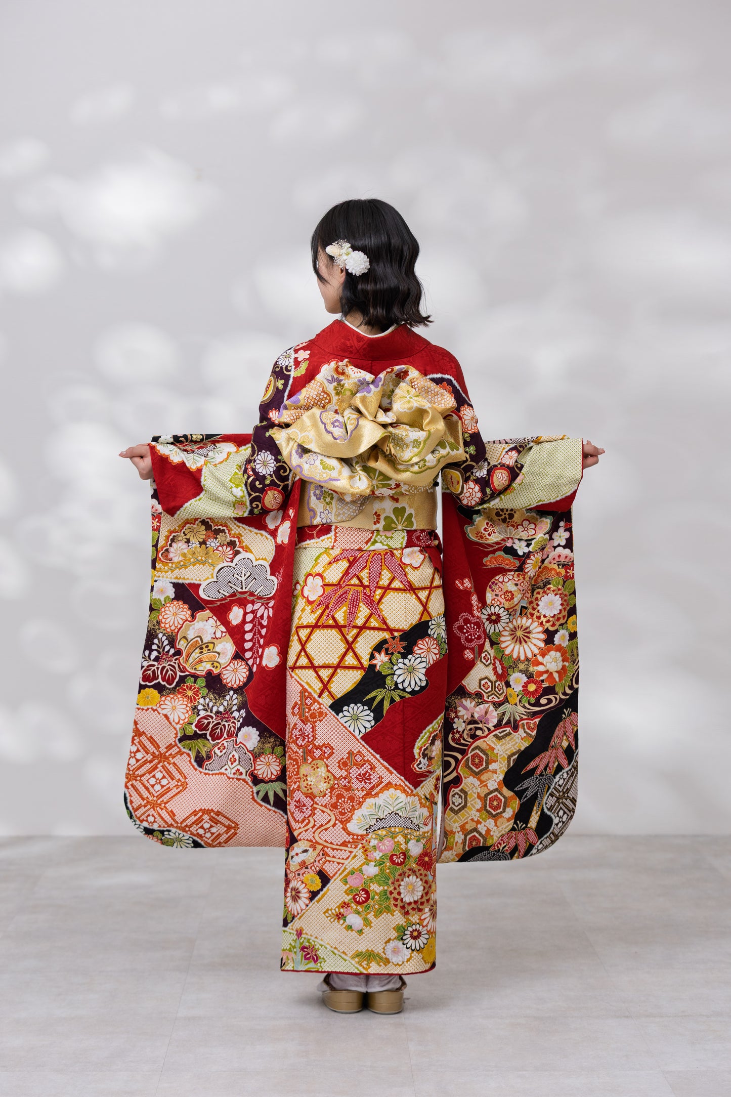 赤地　絞り　菊・貝桶　正絹振袖【925】