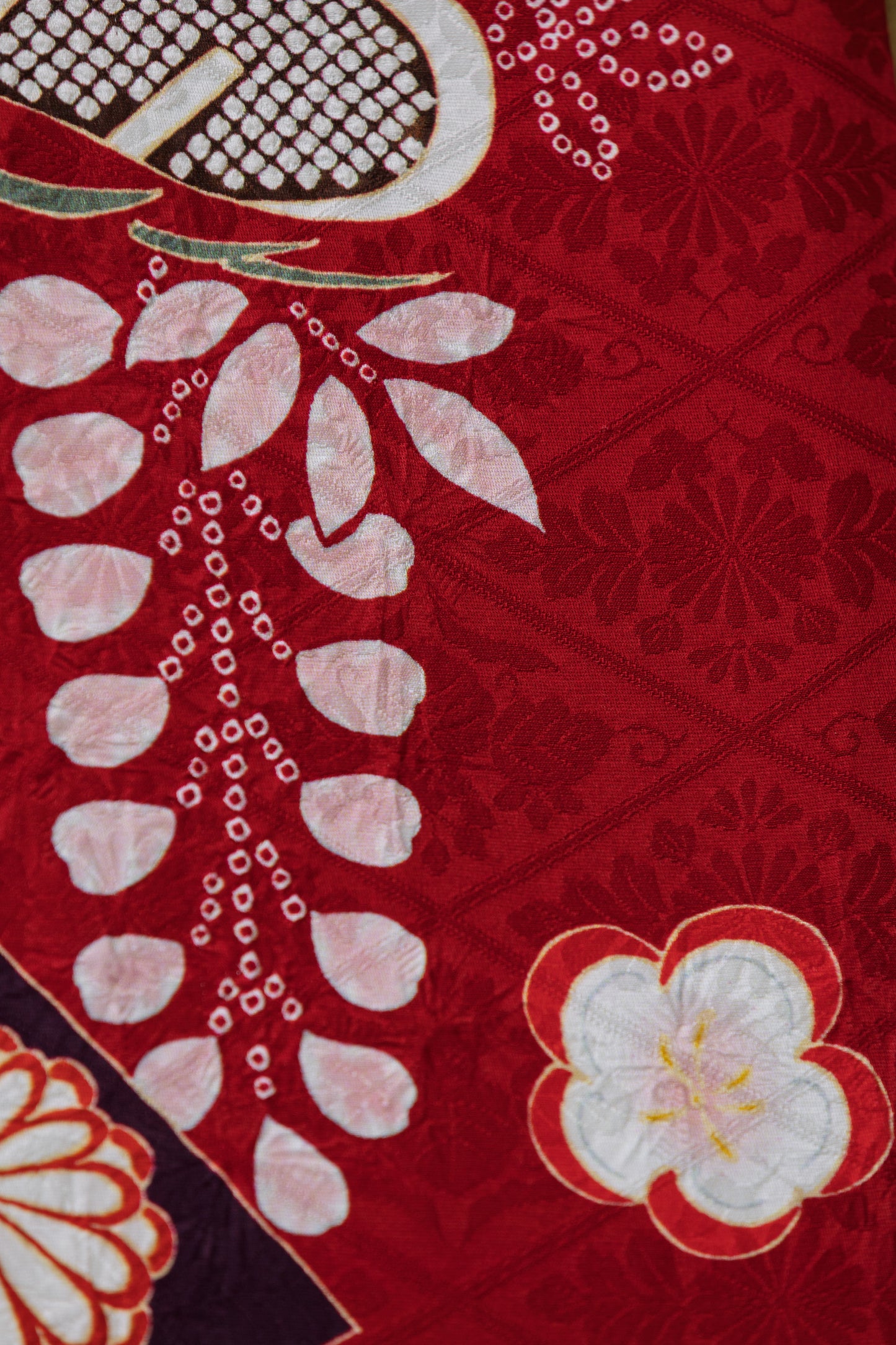 赤地　絞り　菊・貝桶　正絹振袖【925】