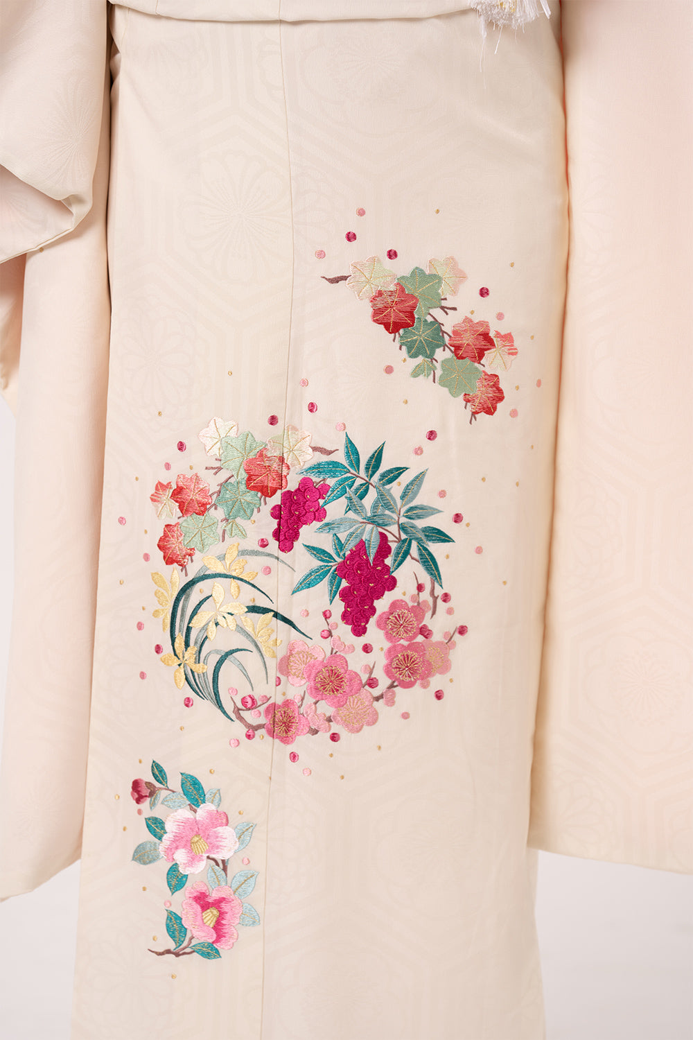 白地にピンクの花紋刺繍 振袖