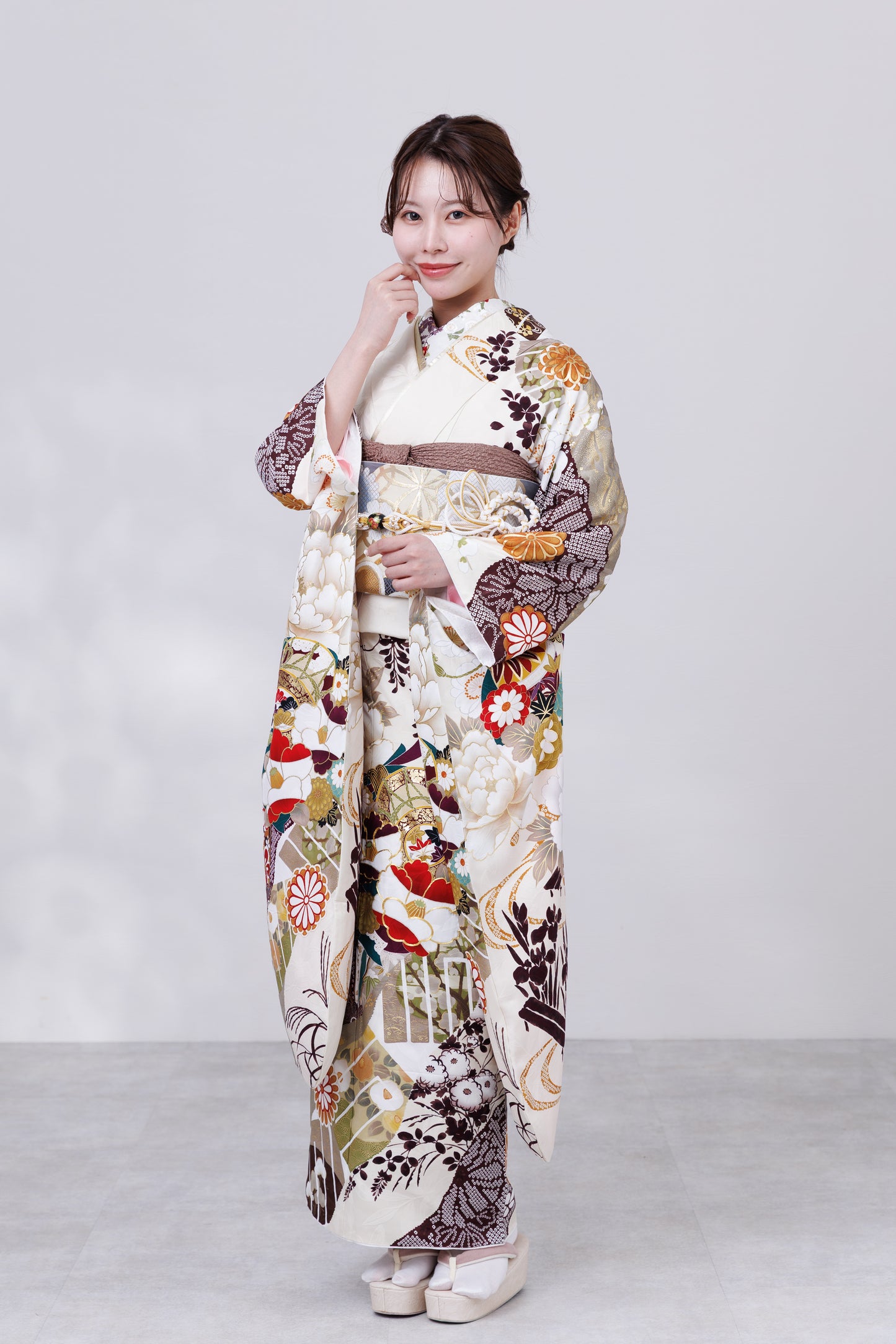 クリーム地　椿・菊　正絹振袖【826】