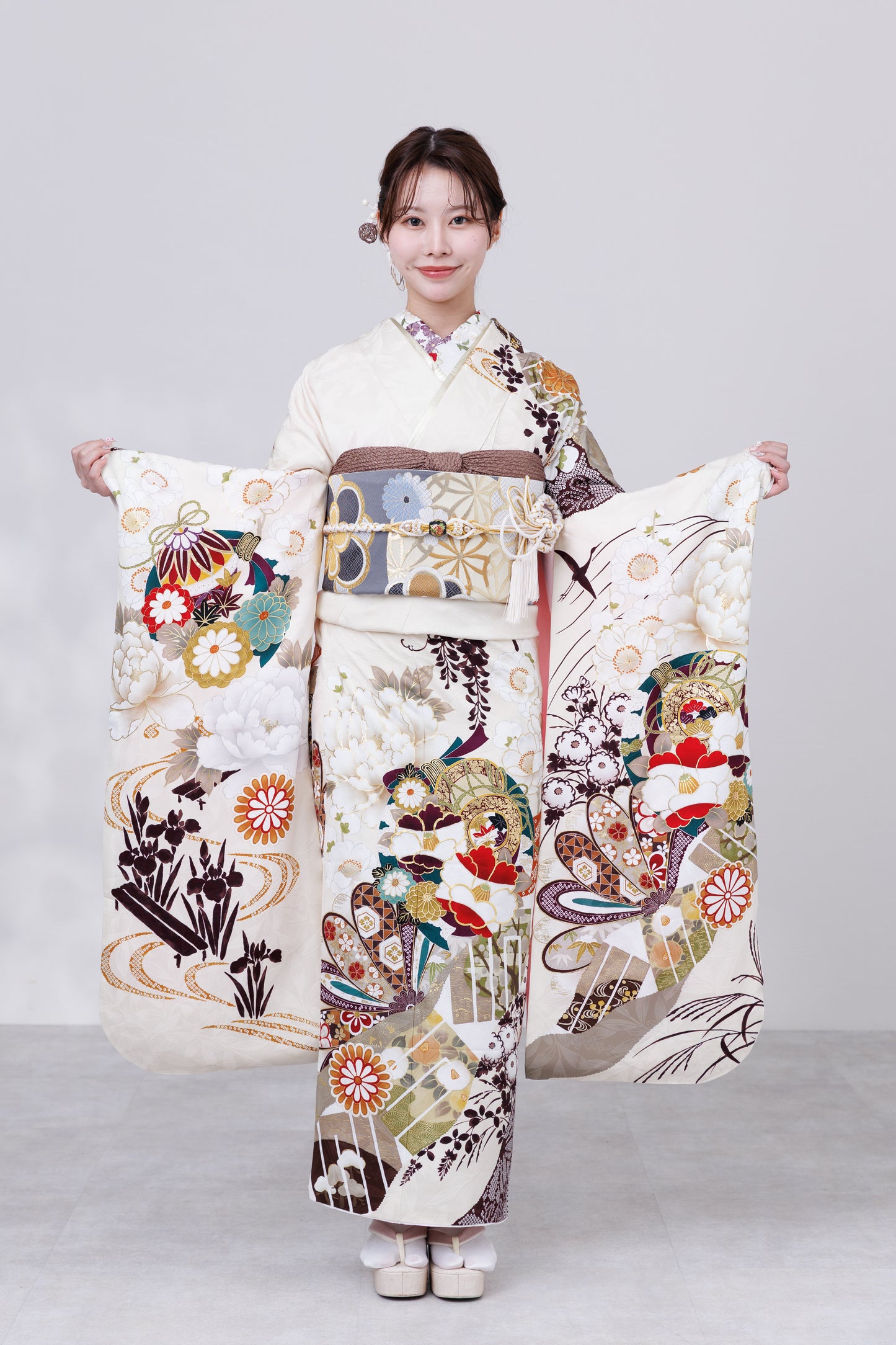 クリーム地　椿・菊　正絹振袖【826】