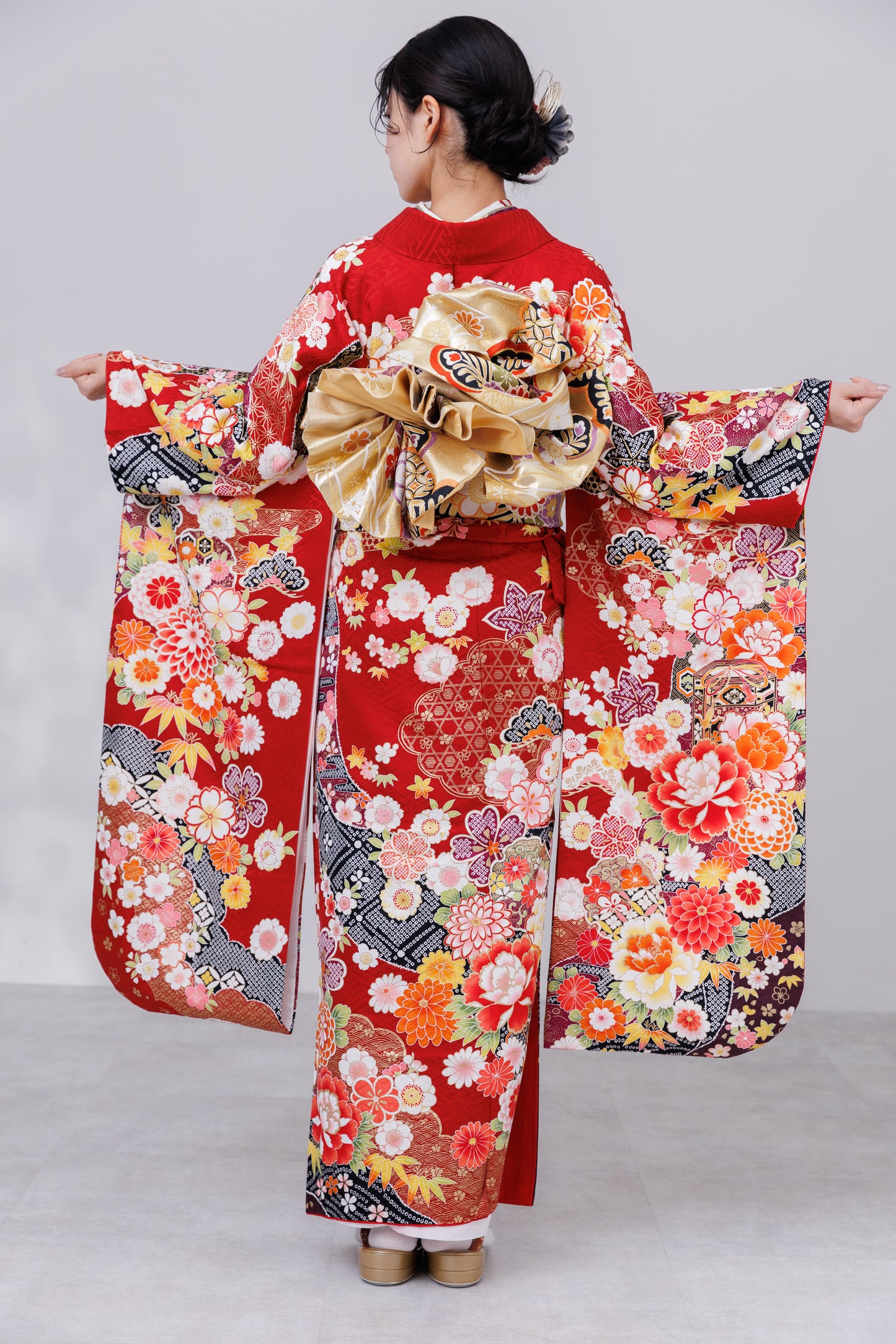 赤地　菊・牡丹・桜　正絹振袖【842】