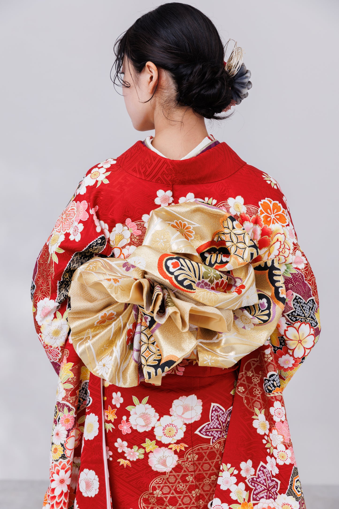 赤地　菊・牡丹・桜　正絹振袖【842】