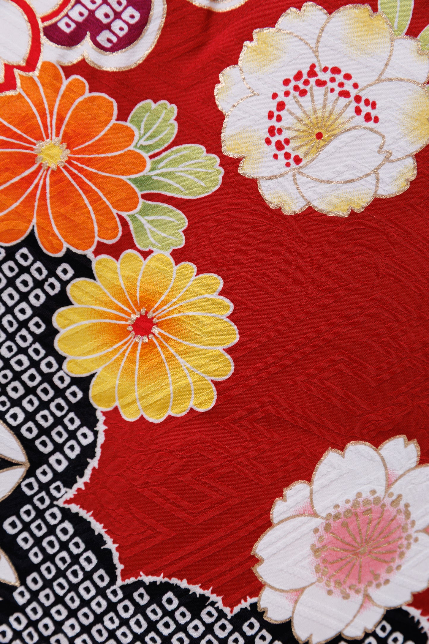 赤地　菊・牡丹・桜　正絹振袖【842】