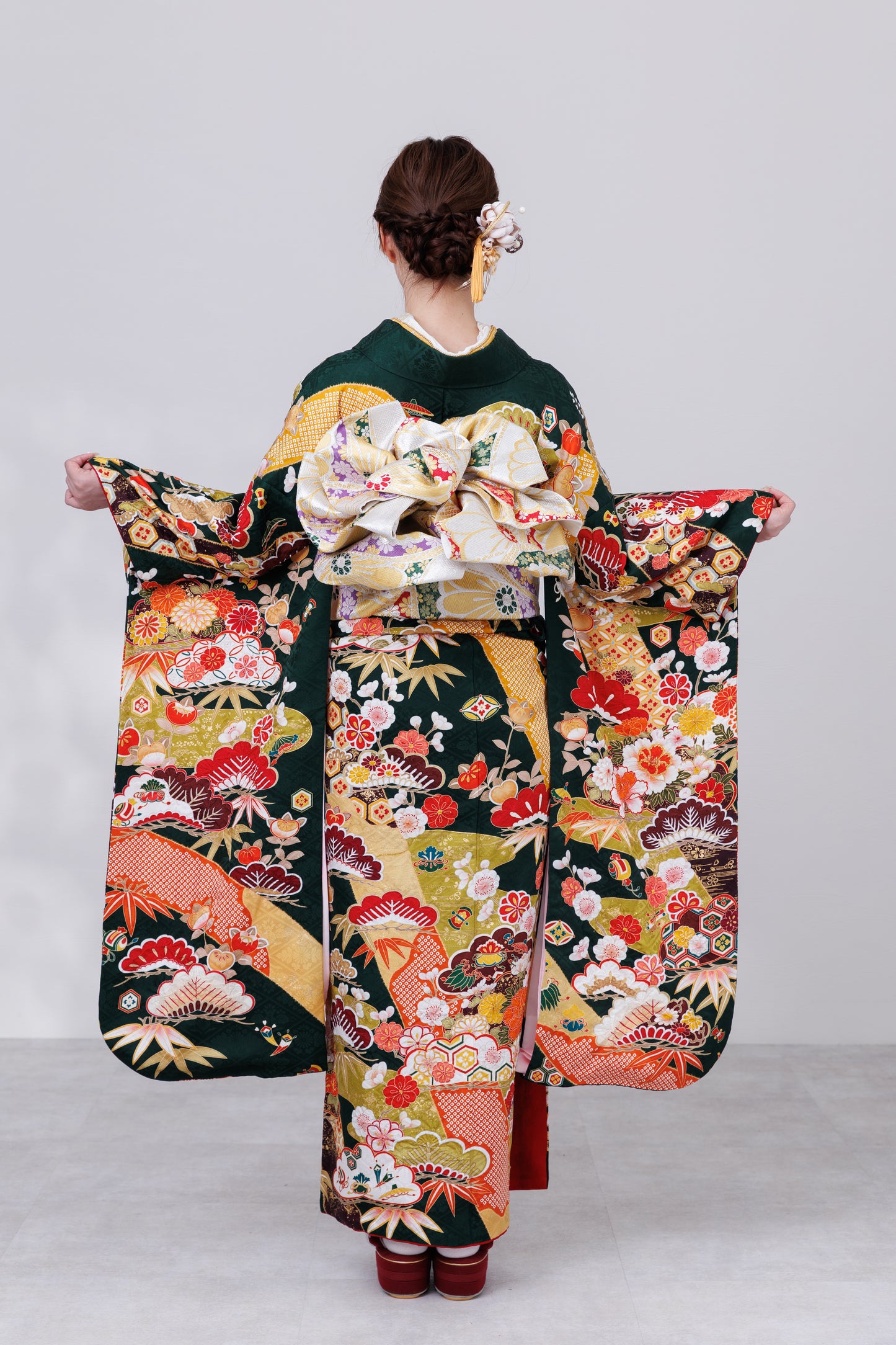 緑地　牡丹・松・椿　しぼり　正絹振袖【813】