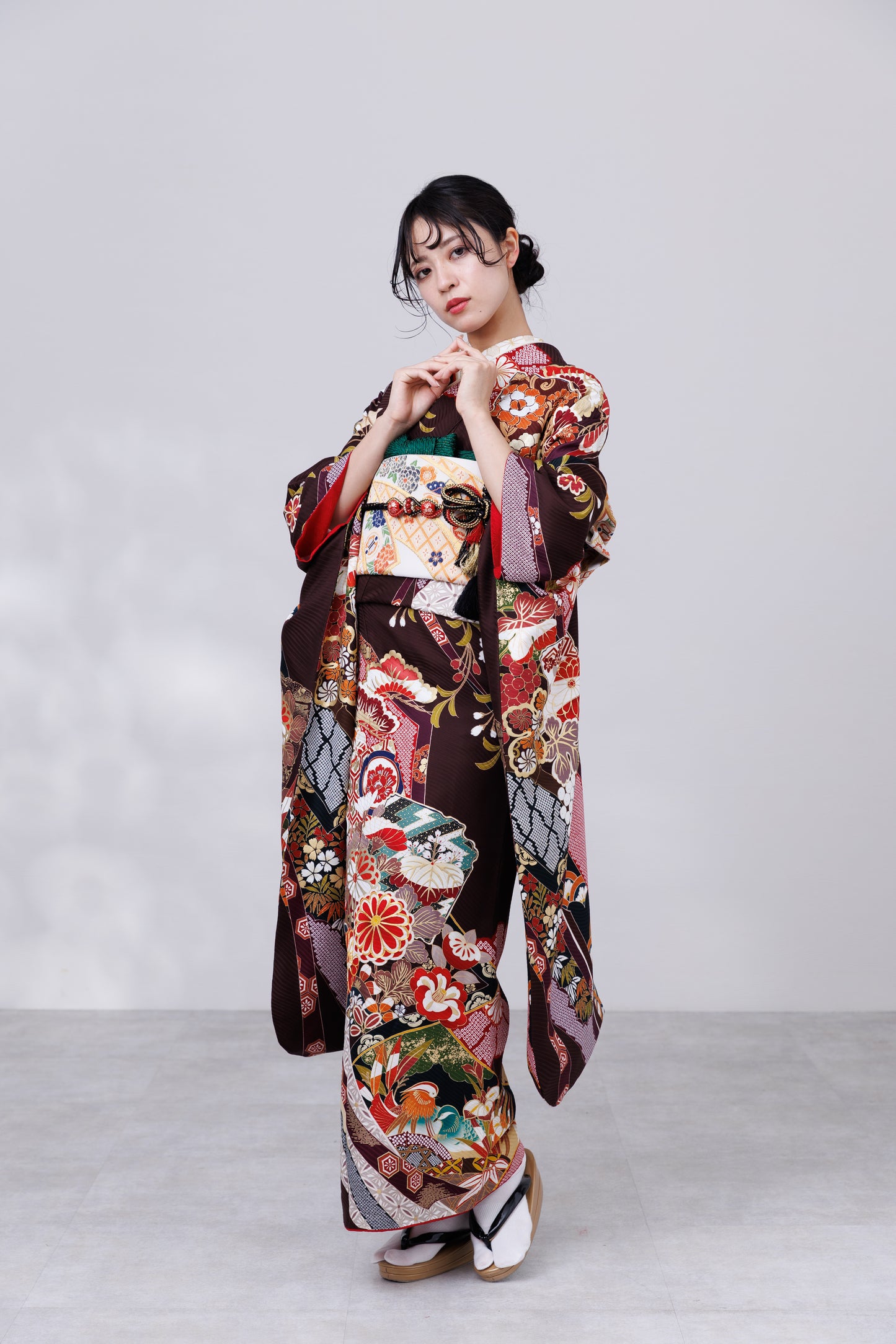 茶色地　菊・椿・古典柄　正絹振袖【829】