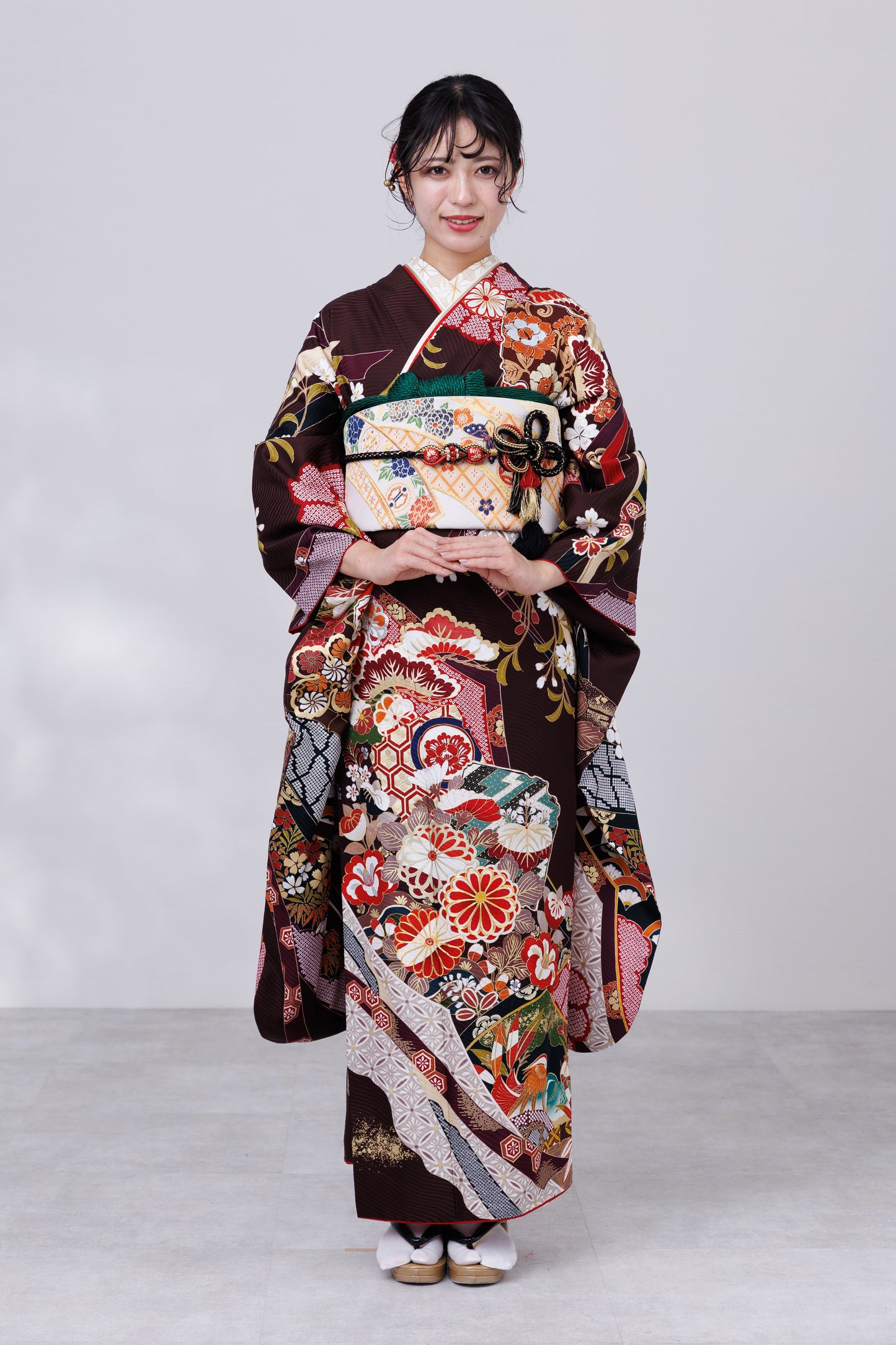 茶色地　菊・椿・古典柄　正絹振袖【829】