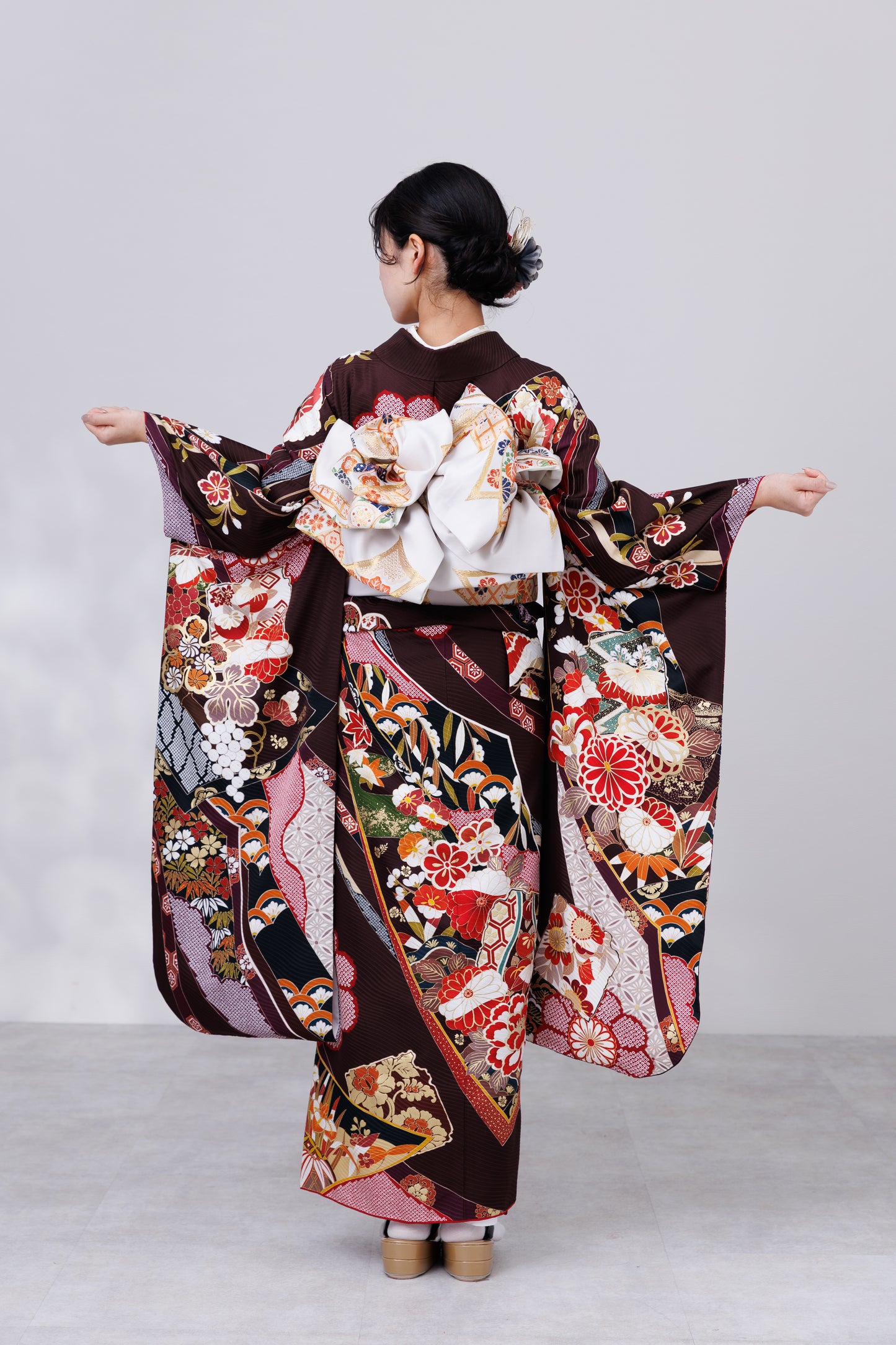 茶色地　菊・椿・古典柄　正絹振袖【829】