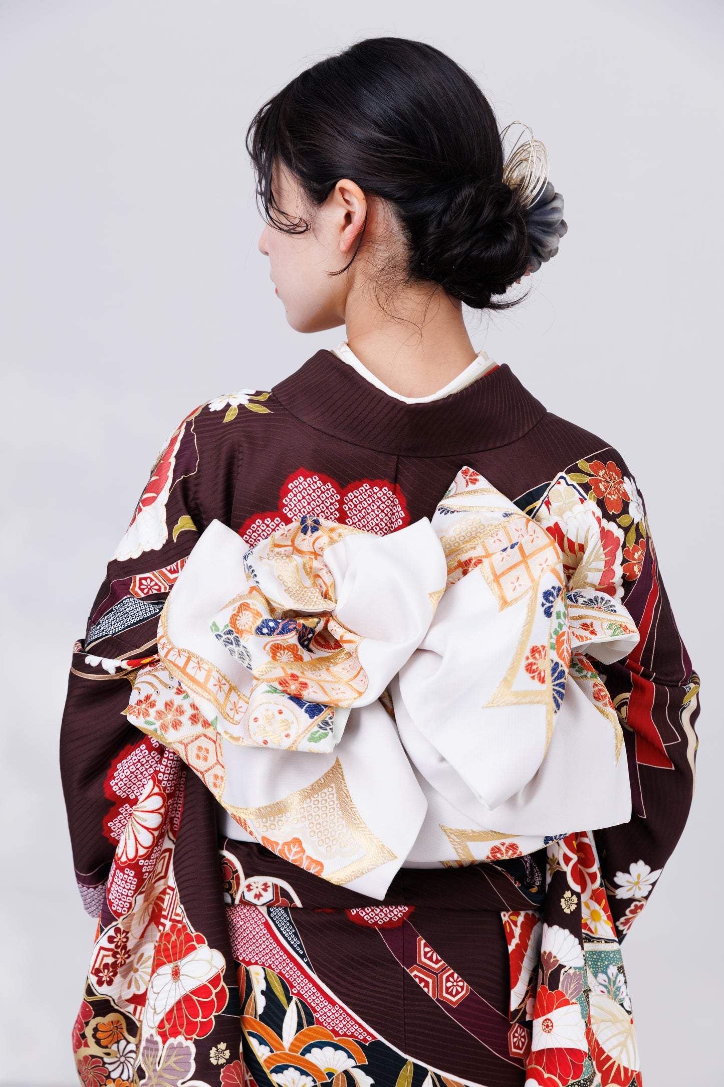 茶色地　菊・椿・古典柄　正絹振袖【829】