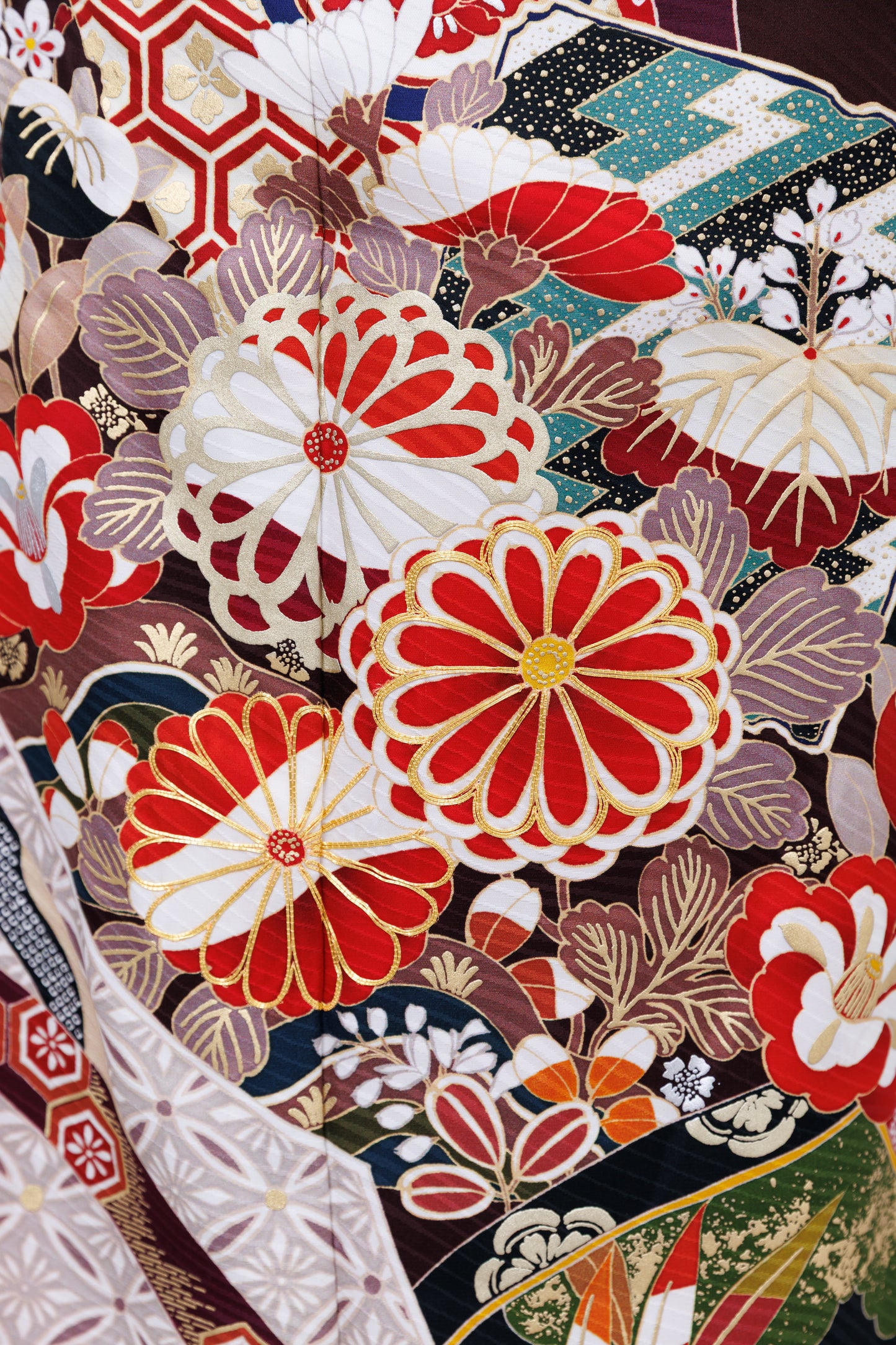 茶色地　菊・椿・古典柄　正絹振袖【829】