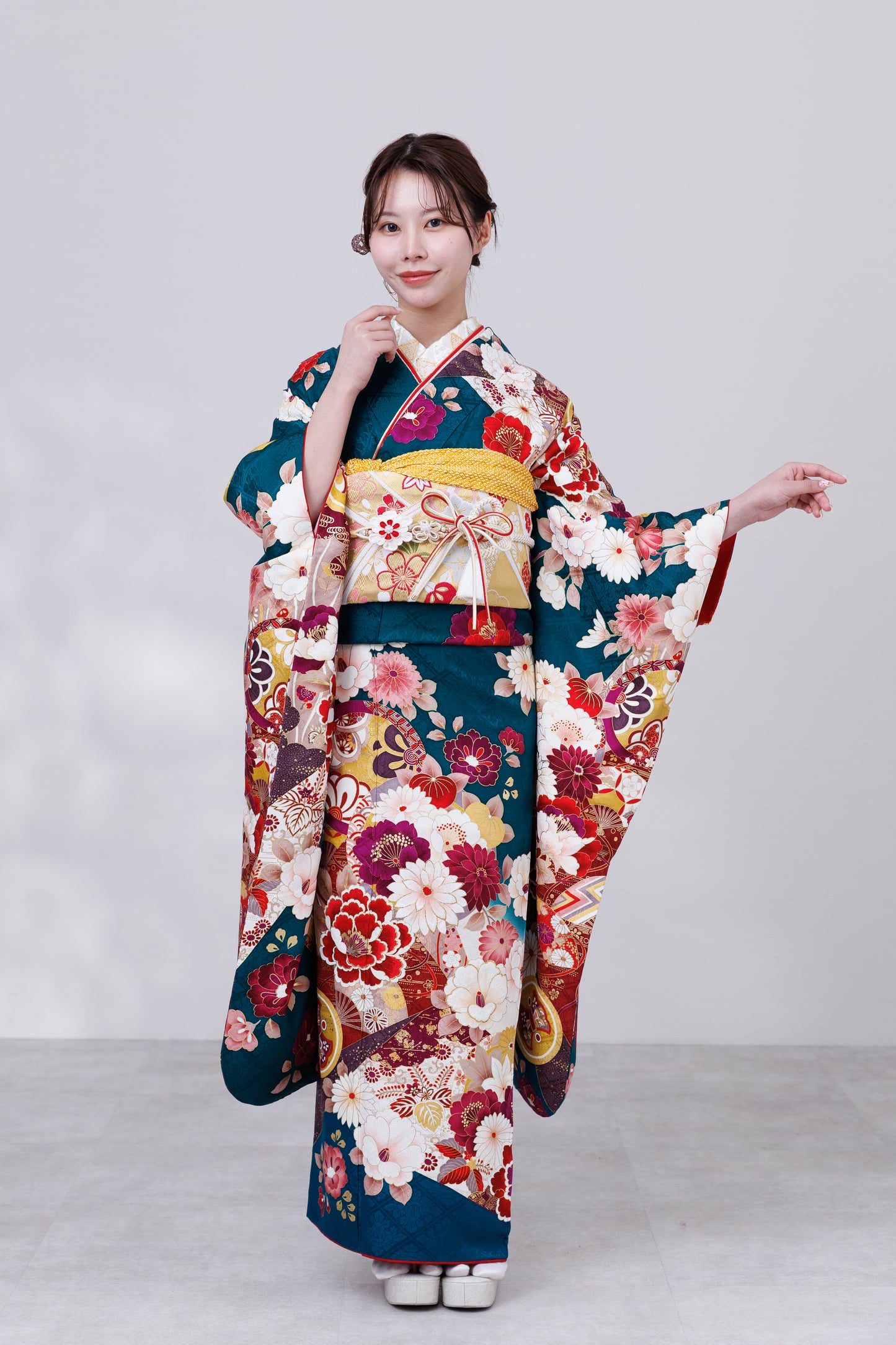 緑地　赤白牡丹・桜　正絹振袖【820】