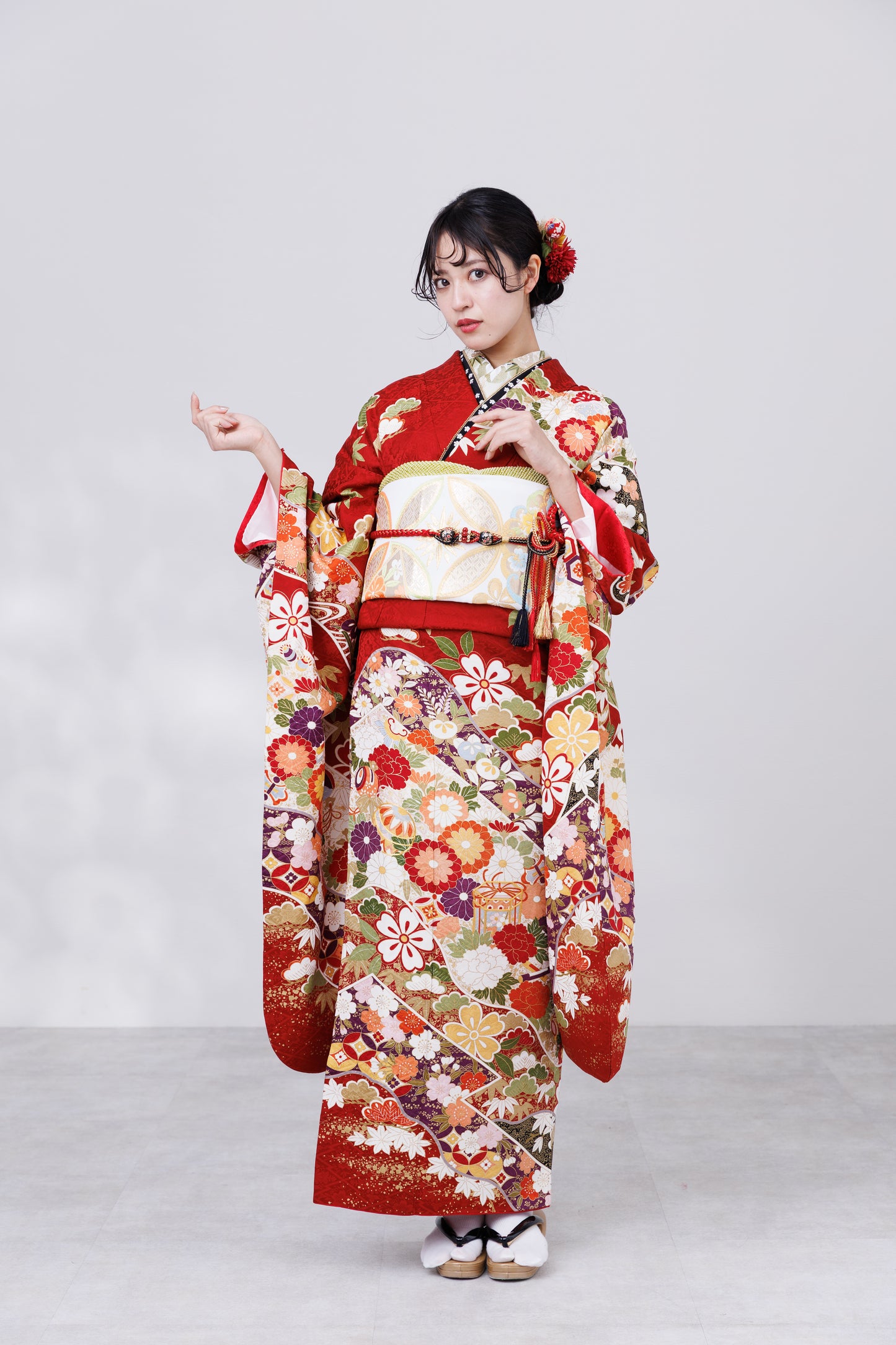 赤地　桜・菊・牡丹小花柄　正絹振袖【819】