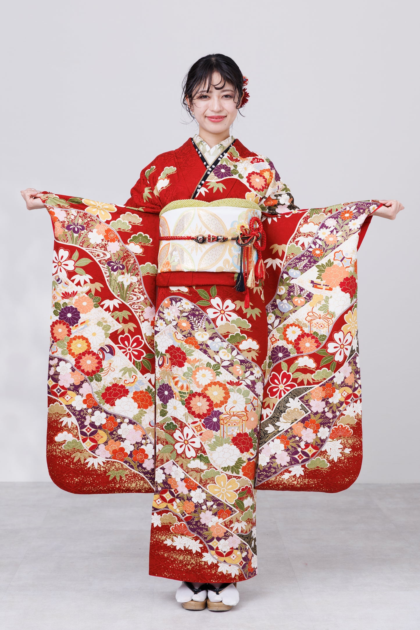 赤地　桜・菊・牡丹小花柄　正絹振袖【819】