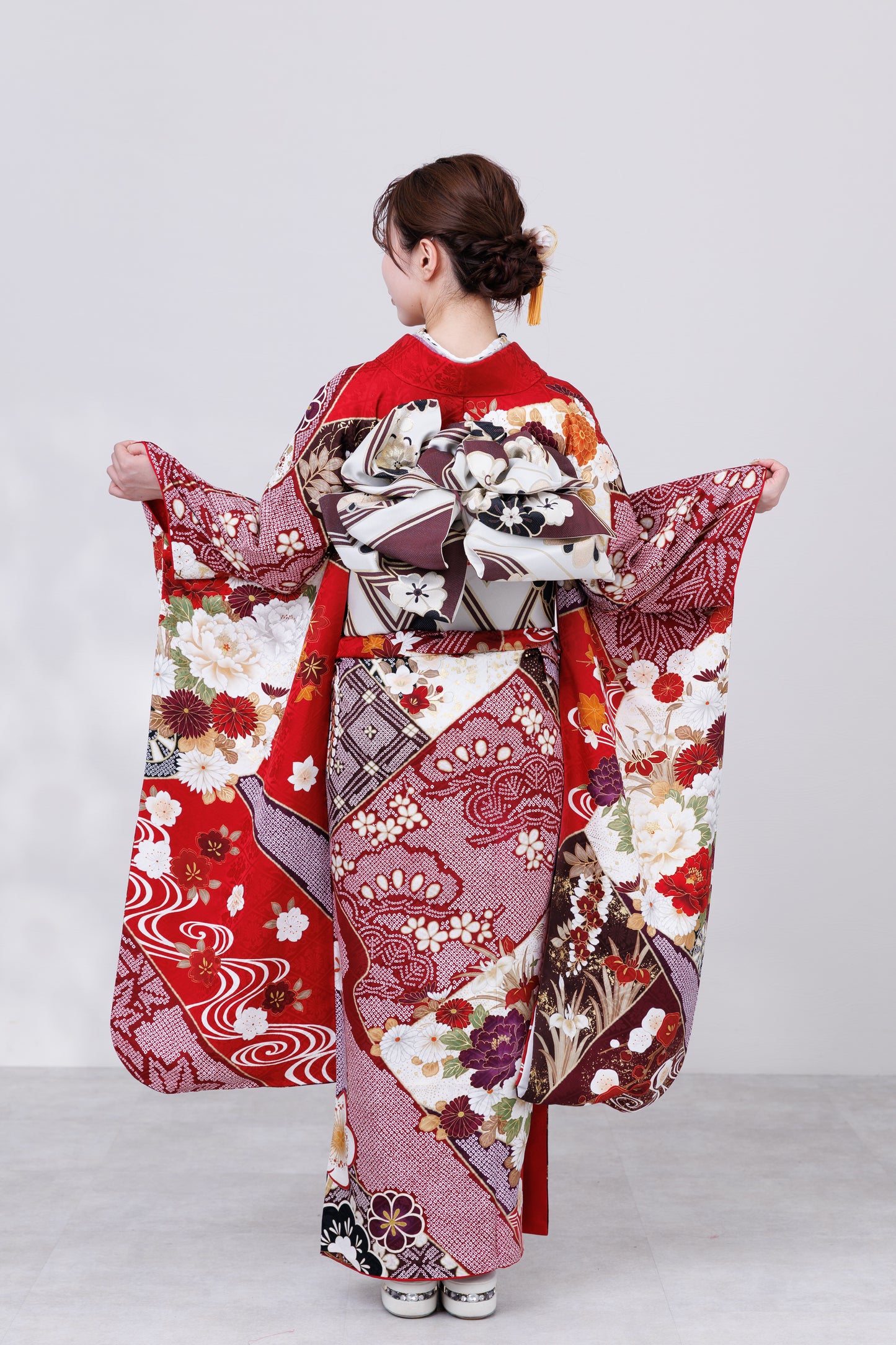 赤地　赤白黒梅　鹿の子柄　正絹振袖【835】