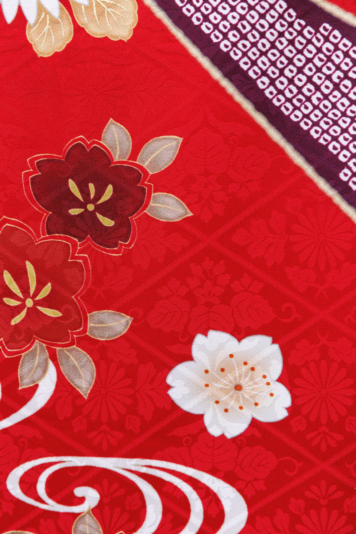 赤地　赤白黒梅　鹿の子柄　正絹振袖【835】