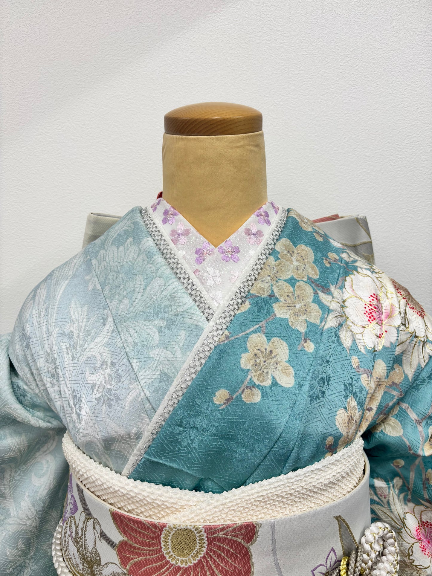 水色地　菊　牡丹　桜　唐草　正絹振袖【1031】