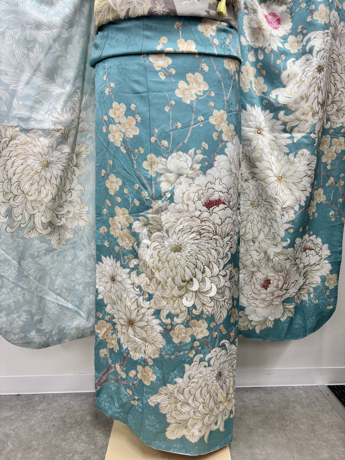 水色地　菊　牡丹　桜　唐草　正絹振袖【1031】